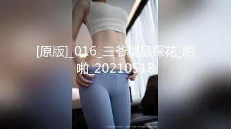 诱人的小骚牌全程露脸户外跑到公共厕所里发骚，逼逼里夹着大黑牛自慰，揉奶玩逼大黑牛摩擦阴蒂尿尿给狼友看