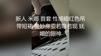 厕所偷窥服务员大姐嘘嘘 兄弟玩刺激把大姐热乎乎的粑粑接走了 发现自己的粑粑没有了吓的连忙提裤子走人 屁屁也不擦了