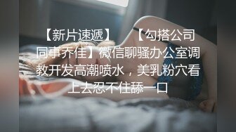 今晚再约两个少妇双飞 准备了两套情趣装 一起翘起屁股扣逼