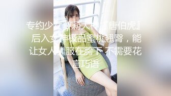 乖巧的小少妇真鸡巴骚让大哥狠狠玩逼，对着镜头不停抠弄骚逼，玩拳交掰开给狼友看特写，口交大鸡巴无套爆草