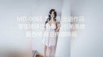 潜入医院女厕蹲守隔板下多角度偷拍 美少妇用长长的棉签捅肛门