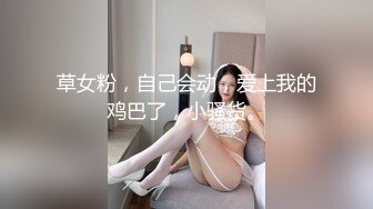   聊了两星期的人妻终于同意去她家做客，她淫荡的一面尽情在客厅展示，真是一个骚母狗！