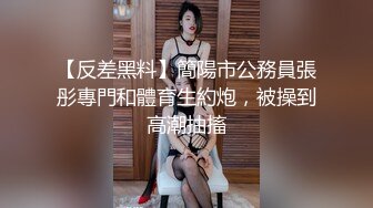 年轻小骚妹伺候小哥，给小哥撸着鸡巴舔乳头