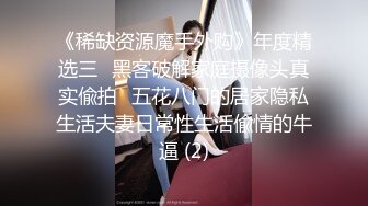 这女的把穴扒开那么大，让我们看里面塞的啥？