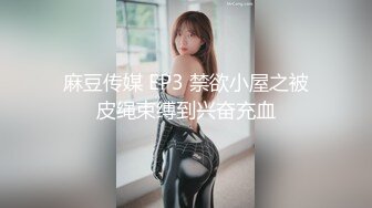 甜美牛仔短裤妹子，穿上白色网袜沙发上骑坐抽插，床上侧入大力猛操呻吟