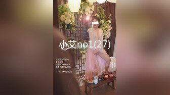 【新片速遞】  奶茶店女厕两个互相打闹绝色小美女 手不停拍着圆臀肥穴不让嘘嘘