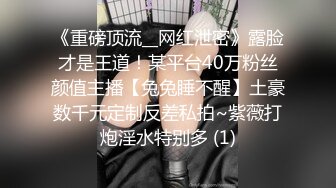 黑客破解监控偷拍 大热天的美女光着身子在床上看着小黄片抠B自摸