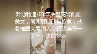 等车时偷拍到这女的摸完逼手拿出来闻闻