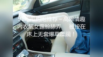 跟随偷窥跟男友逛街漂亮小姐姐 小内内小屁屁 吃的很开心