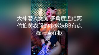 【新片速遞】商场女厕偷拍 破洞牛仔裤美女的小黑B 一边抽烟一边玩手机