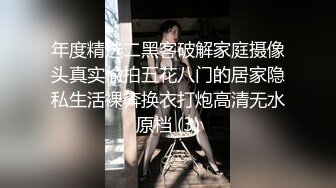 拯救逼逼，看这娘们玩太狠逼里塞苹果出不来了，勺子叉子加筷子，连挑带插搞出苹果又用大粗藕抽逼爆菊花刺激