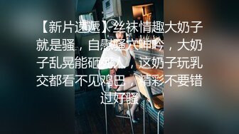 气质短发职场女白领露脸激情演绎，听狼友指挥撩骚互动各种诱人动作，揉奶玩逼特写展示，舔奶头好刺激别错过