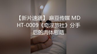 办公室里的闷骚姐姐，颜值不错气质很棒，上着班跟狼友互动撩骚，褪下丝袜漏出骚穴玩跳蛋