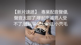   榨汁机小妹妹白丝诱惑跟狼友互动撩骚，按摩棒玩弄逼逼撅着屁股给狼友看