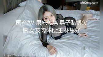 半夜儿子偷偷溜进妈妈房间 对着裸睡的妈妈打飞机