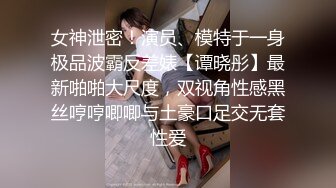 偷情的小少妇跟小哥激情啪啪，口交大鸡巴让小哥吃奶玩逼亲小嘴，多体位爆草抽插，享受小哥爆草还给老公打电话