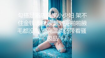 很有爱的中年妇女，全程露脸跟狼友发骚互动，奶子上两个性感的玫瑰花，掰开逼逼给狼友看，撅着屁股发骚求草