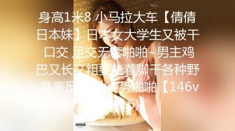 酒店双飞2个兼职大学美女,情趣黑丝制服装相当诱惑,衣服都没脱掉就迫不及待干起来了,男的还问：你们是不是一个系里的！国语对