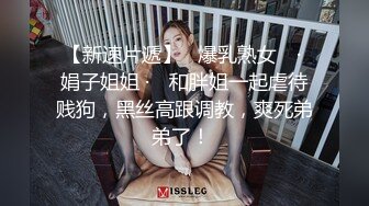   紧身裹胸高挑大长腿小姐姐趴在鸡巴上不停吞吐舔吸，这天堂享受好爽，屁股与下体啪啪碰撞嗷嗷浪叫