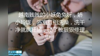 短发露脸风骚少妇跟小哥下象棋，输了脱衣服的，边下边玩奶头子给小哥口交大鸡巴，衣服都没脱完就草上了真骚