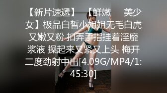   露脸新人妹子，欧式沙发全裸自慰，特写掰开蝴蝶逼，手指插穴表情很享受