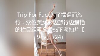 家里的骚人妻露脸在狼友的指挥下慢慢脱光展示裸体瑜伽，互动撩骚揉奶玩逼给狼友看特写，精彩又刺激不要错过