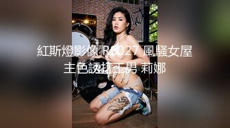 可爱小虎牙妹妹翘起美臀怼在镜头前，开档黑丝更是诱人