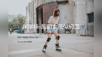 夏天洗澡不關窗的母女倆,翹立的乳頭和稀疏的陰毛真想沖進去玩個3P