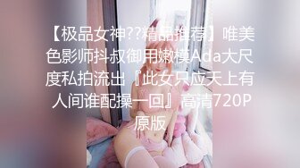 妹子边晾衣服边跟人视频聊天露出奶子