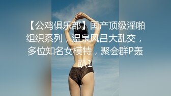  妖艳人妻露脸激情4P伺候三个大鸡巴，肚兜情趣高跟诱惑享受三个大鸡巴的蹂躏爆草