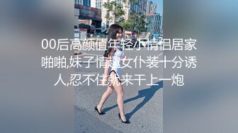 夫妻居家自拍收纳衣服