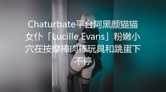 眼镜妹子吃着黑鸡打着电话 你先给您妈看一下 认为不错 好的 我先给我妈看一下 貌似也是留学生聊着结婚的事