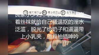  小夫妻为求刺激在家门楼道啪啪 感应灯灭了不停拍手跺脚 貌似有人出来了